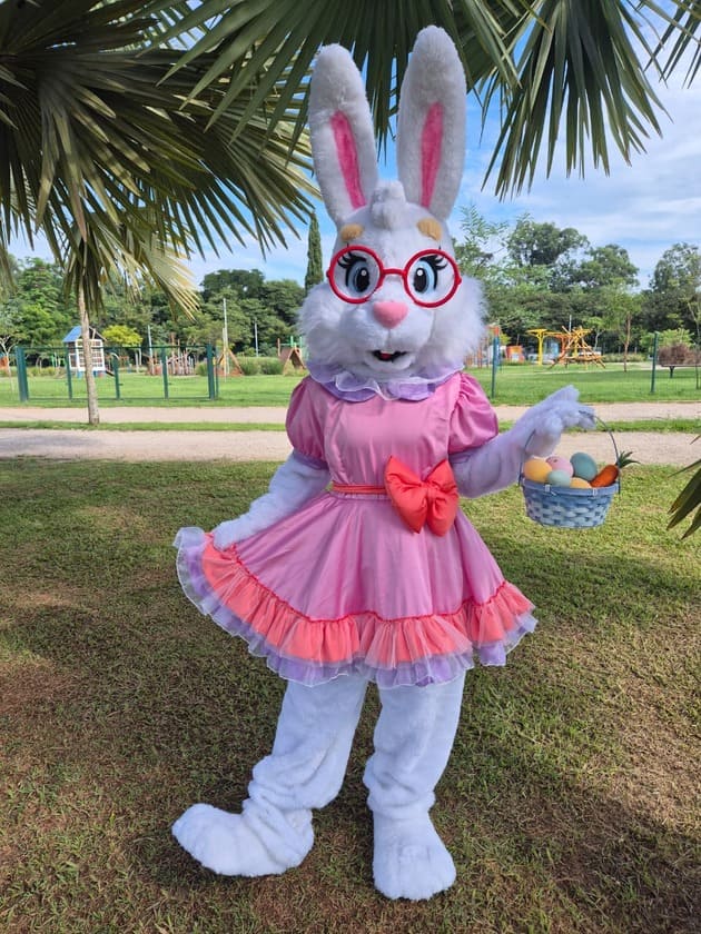 coelhinha da pascoa como mascote, oculos vermelhos, cesta de ovos na mão, lacinho salmão na cintura