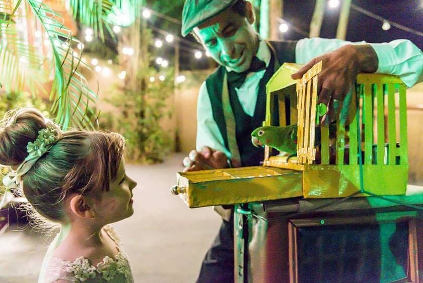 Realejo da sorte sendo apresentado para criança em evento