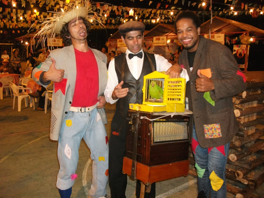 Realejo da sorte com músico e participantes em festa junina