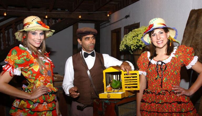 Realejo da sorte em evento com personagens caipiras