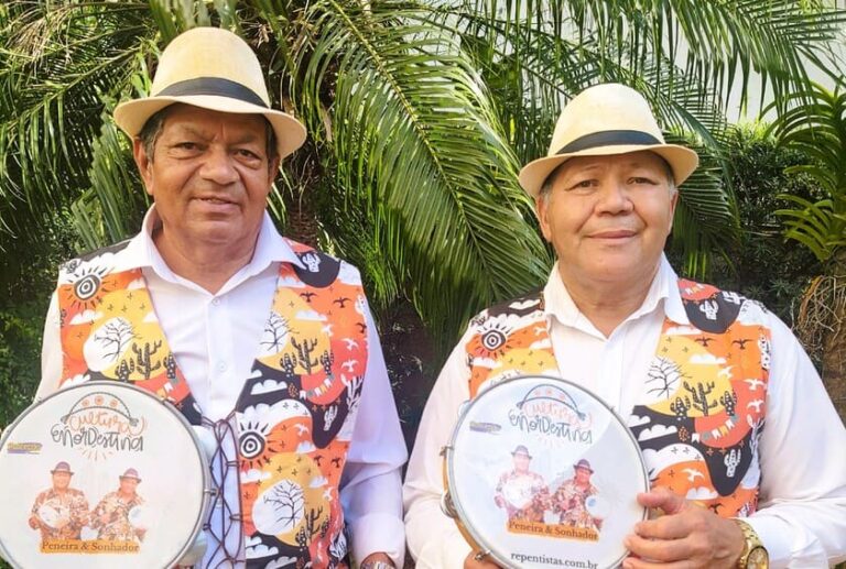 Dupla de repentistas nordestinos com pandeiros em apresentação cultural