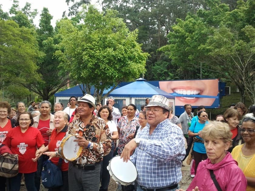 Repentistas cantando improviso ao vivo para público em evento cultural