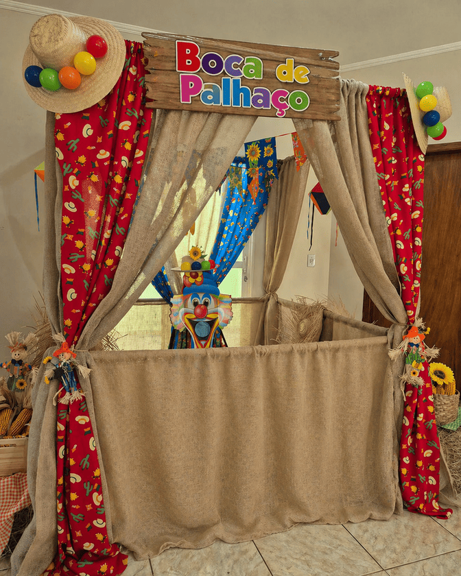 Barraca boca de palhaço para festa junina com estrutura decorada e tecido colorido