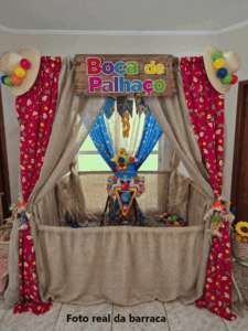 Barraca de boca de palhaço para festa junina com placa decorativa e cenário completo