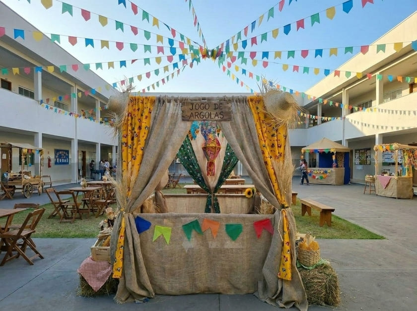 Barraca de festa junina com decoração temática completa para eventos
