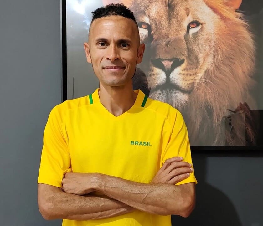Fabola atleta de futebol freestyle para eventos corporativos, escolas e apresentações interativas