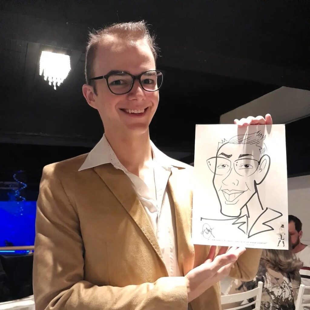 Convidado segurando caricatura desenhada ao vivo durante uma festa de aniversário