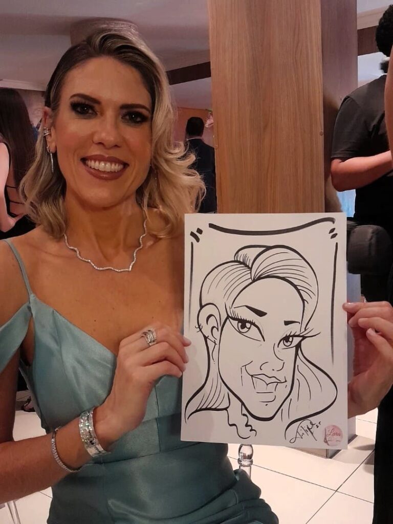 Caricaturista com convidada exibindo caricatura feita ao vivo em evento em São Paulo