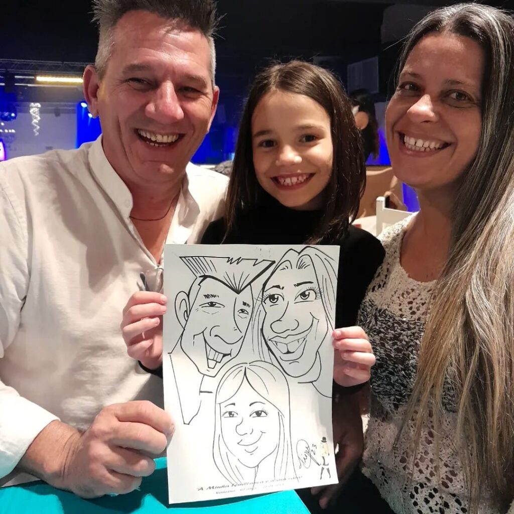 Família com criança mostrando caricaturas feitas ao vivo durante uma festa