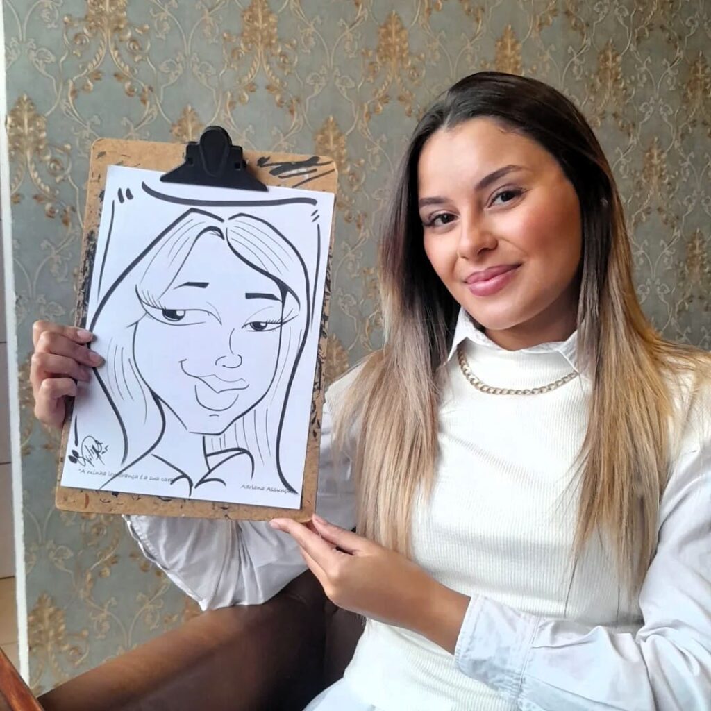 Convidada exibindo caricatura personalizada feita ao vivo durante evento
