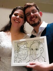 casal de noivos segurando suas caricaturas