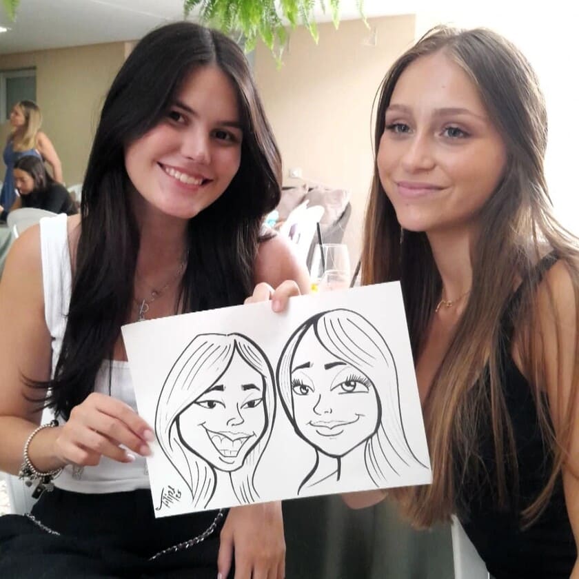 Duas adolescentes juntas com suas caricaturas na escola