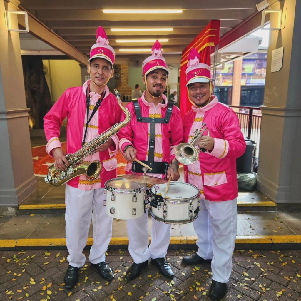 Bandinha de Natal com músicos caracterizados em shopping