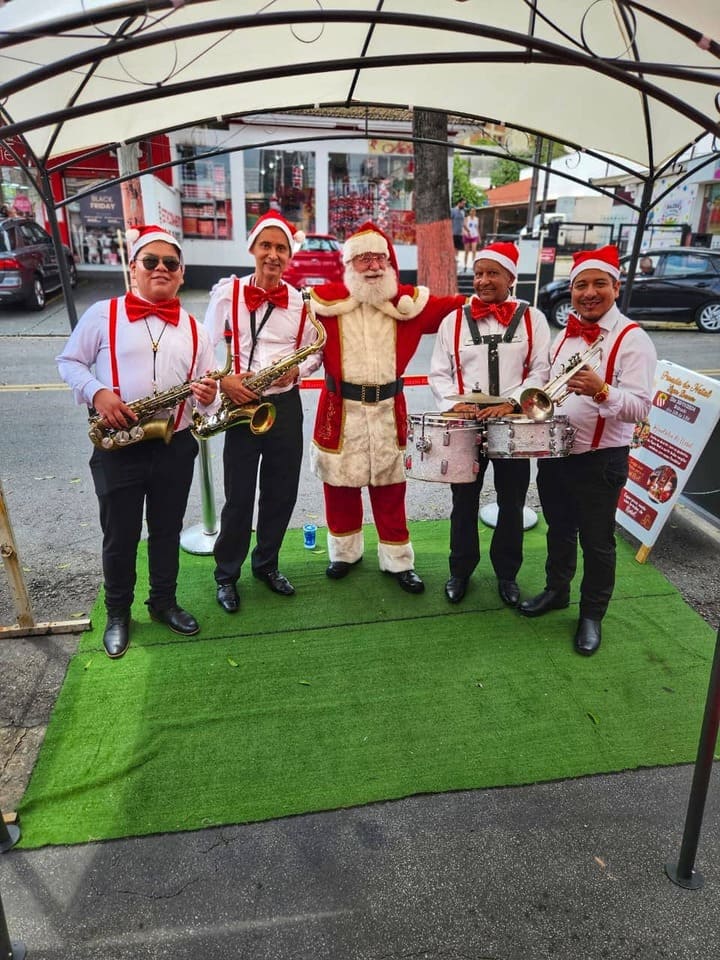 Bandinha de Natal com Papai Noel para eventos e confraternizações