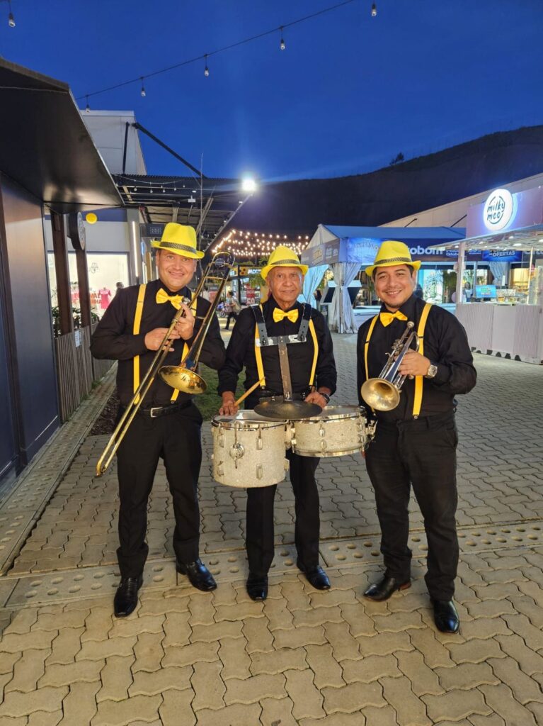 Bandinha itinerante com músicos circulando durante evento