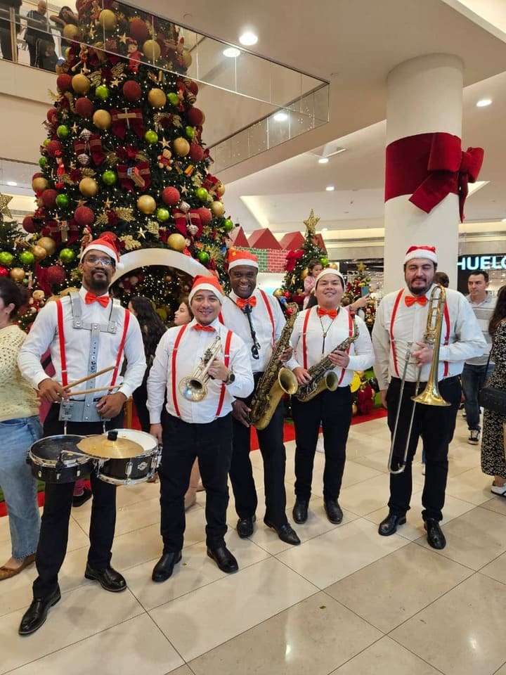 Bandinha natalina com Papai Noel em shopping decorado para o Natal