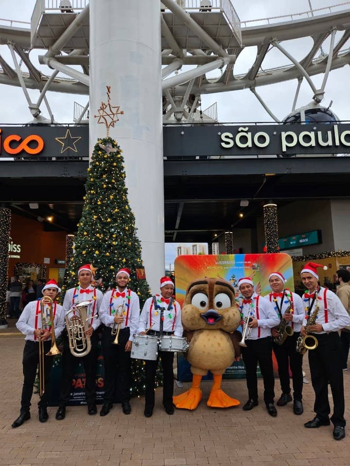 Bandinha para chegada do Papai Noel em evento de Natal