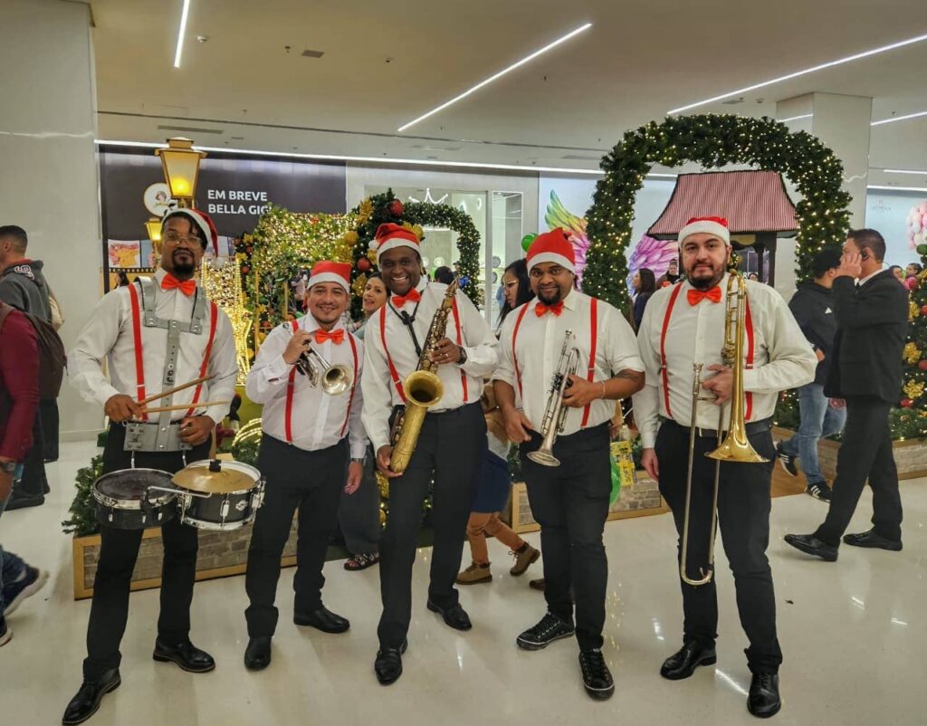 Bandinha para festa de Natal com músicos e Papai Noel