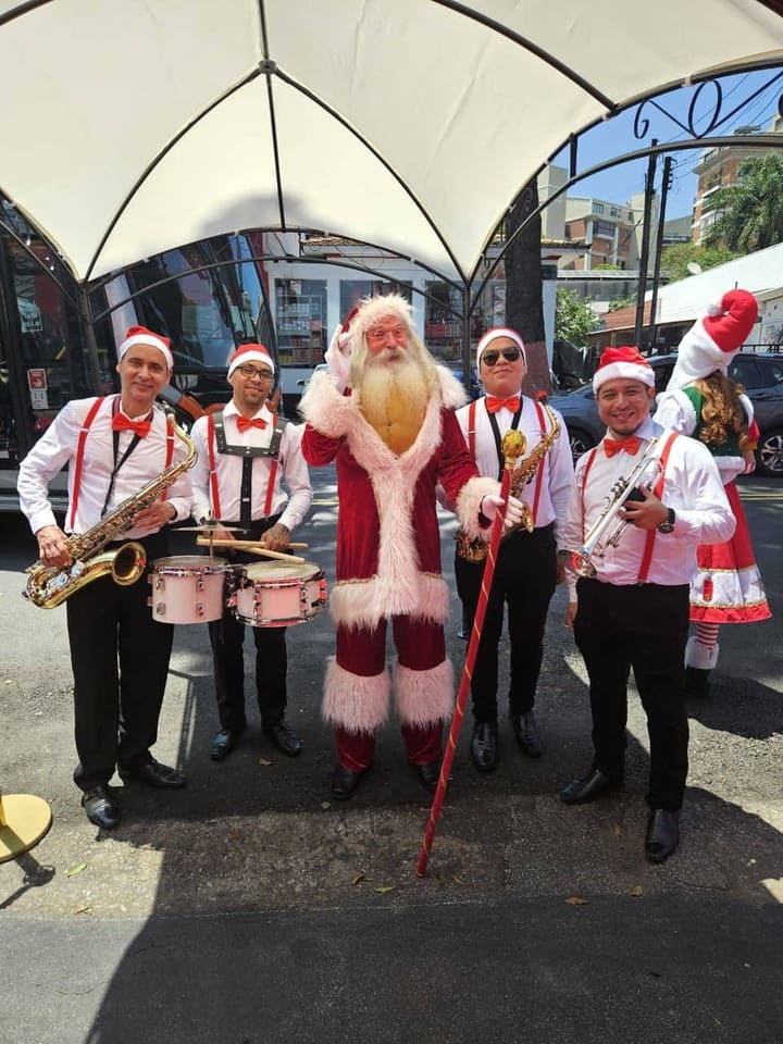 Fanfarra de Natal acompanhando Papai Noel em evento natalino