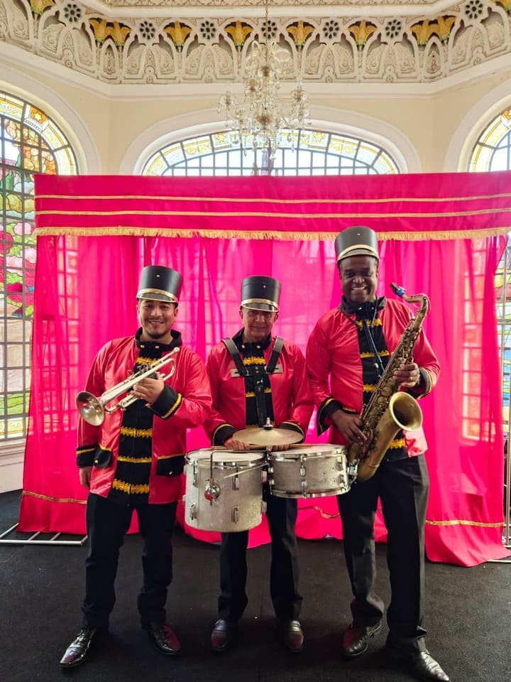 Fanfarra natalina com músicos caracterizados para eventos de Natal fanfarra-de-natal-para-eventos Fanfarra de Natal acompanhando Papai Noel em evento natalino bandinha-para-eventos... Bandinha para eventos com músicos de sopro e percussão bandinha-para-chegada-do-papai-noel Bandinha para chegada do Papai Noel em evento de Natal bandinha-natalina-para-eventos Bandinha natalina com Papai Noel para festas e eventos bandinha-natalina-em-shopping Bandinha natalina com Papai Noel em shopping decorado para o Natal bandinha-itinerante-para... Bandinha itinerante com músicos circulando durante evento bandinha-do-papai-noel Bandinha do Papai Noel em apresentação musical de Natal bandinha-de-natal-para-eventos Bandinha de Natal com Papai Noel para eventos e confraternizações bandinha-de-natal-em-shopping Bandinha de Natal com músicos caracterizados em shopping bandinha para festa de natal Bandinha para festa de Natal com músicos e Papai Noel