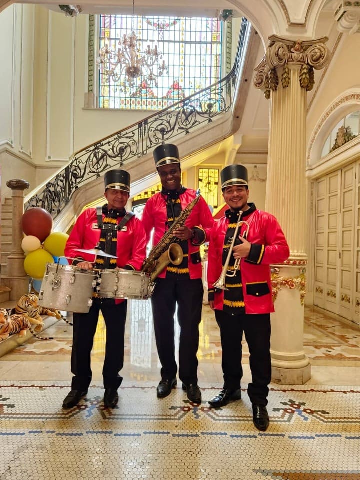 Fanfarra com músicos uniformizados para apresentação em eventos