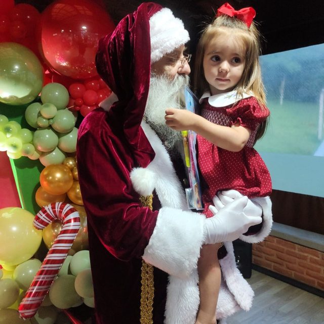 _papai noel em festa na residencia em atibaia (1)